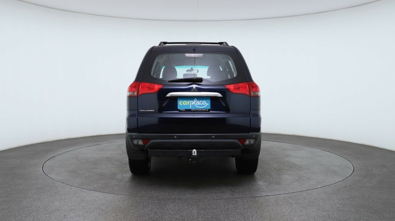 Mitsubishi Challenger image 2