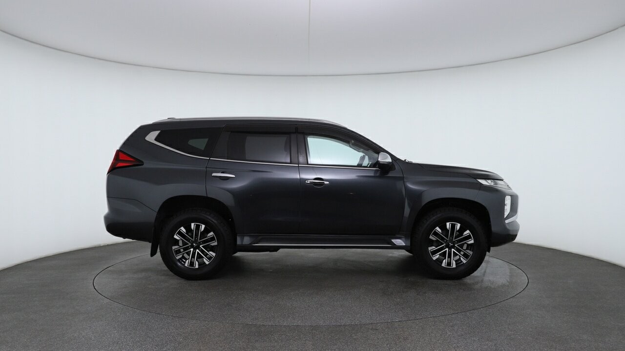 Mitsubishi Pajero Sport image 3