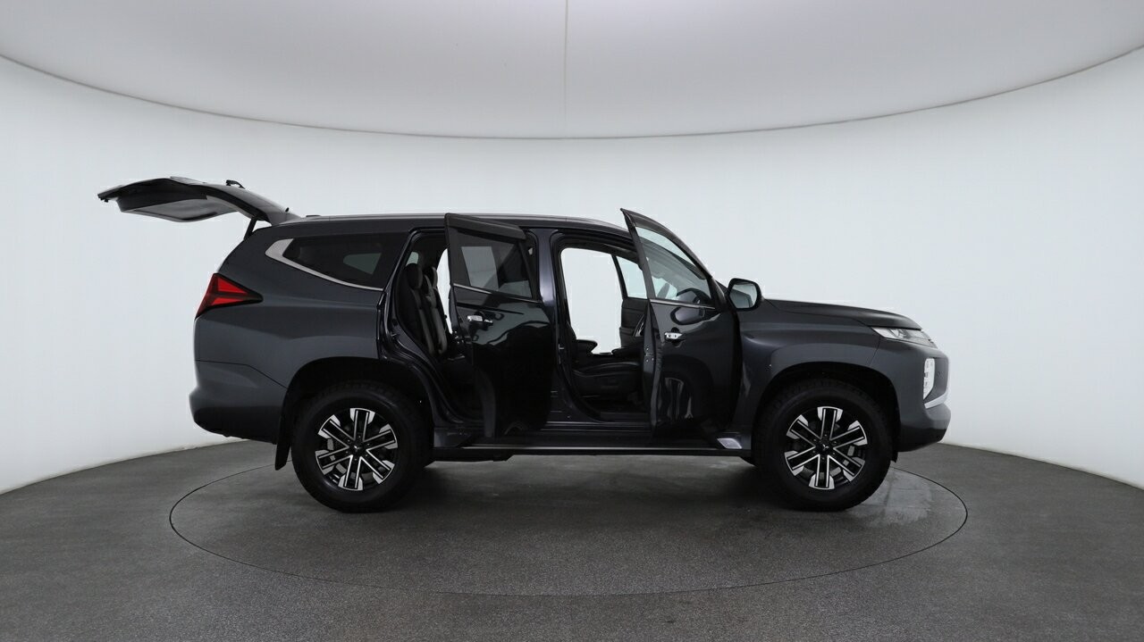 Mitsubishi Pajero Sport image 4