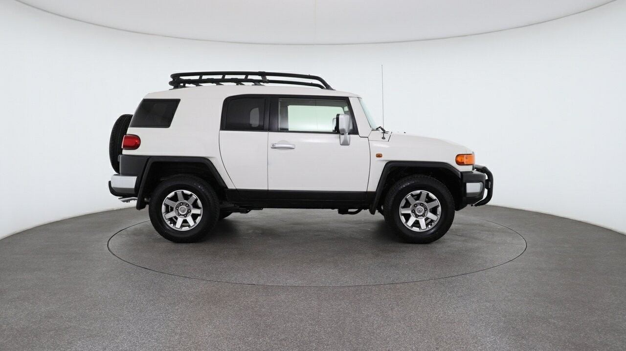 Toyota Fj Cruiser image 3