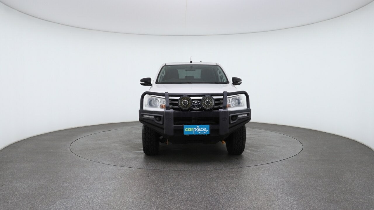 Toyota Hilux image 2