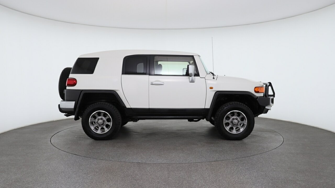 Toyota Fj Cruiser image 3