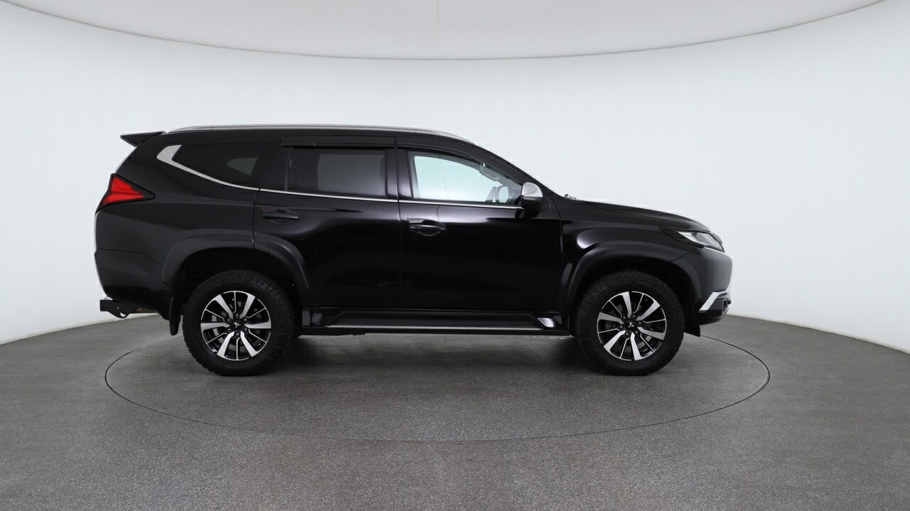 Mitsubishi Pajero Sport image 3