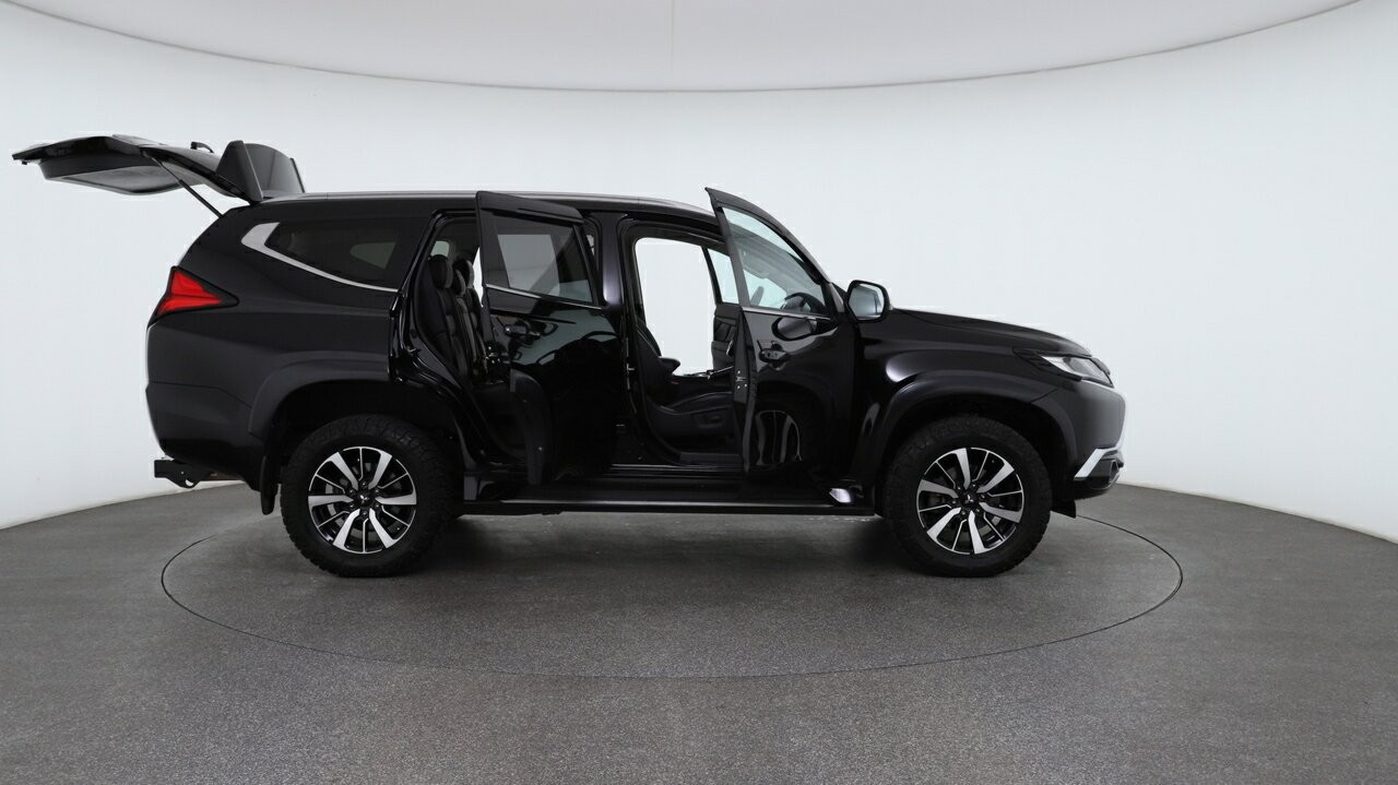 Mitsubishi Pajero Sport image 4