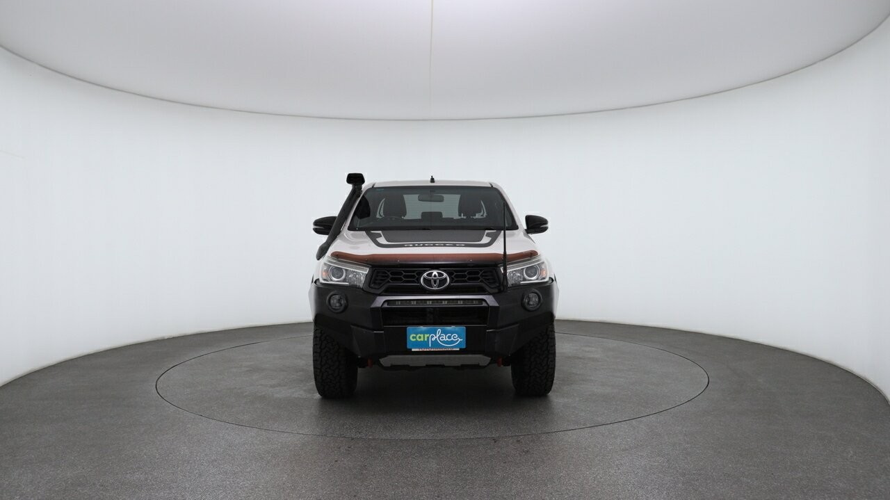 Toyota Hilux image 2