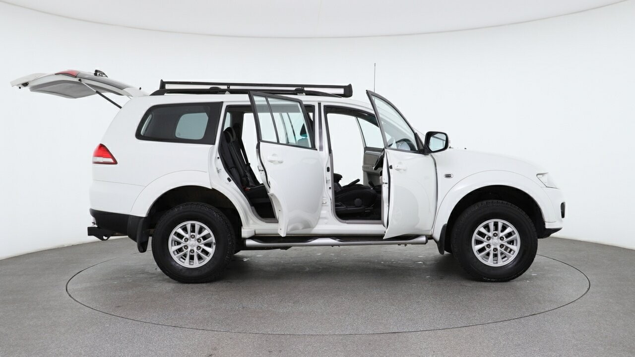 Mitsubishi Challenger image 4