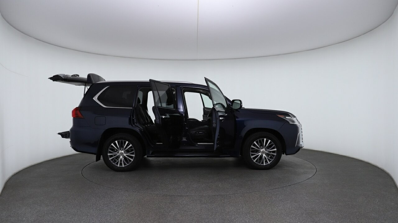 Lexus Lx image 4