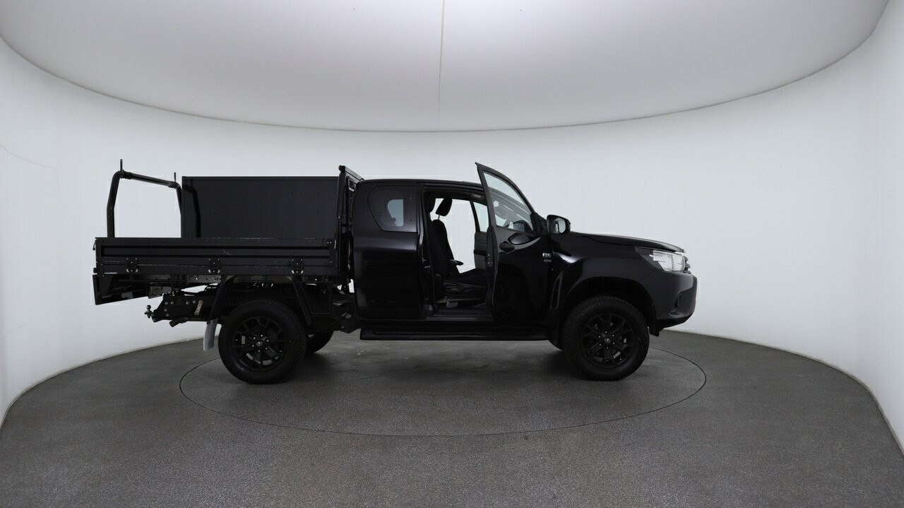 Toyota Hilux image 4
