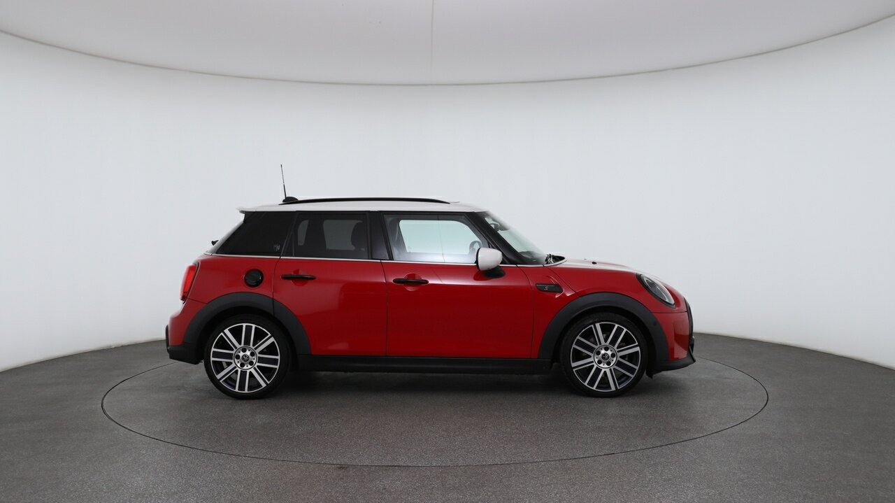 Mini Hatch image 3