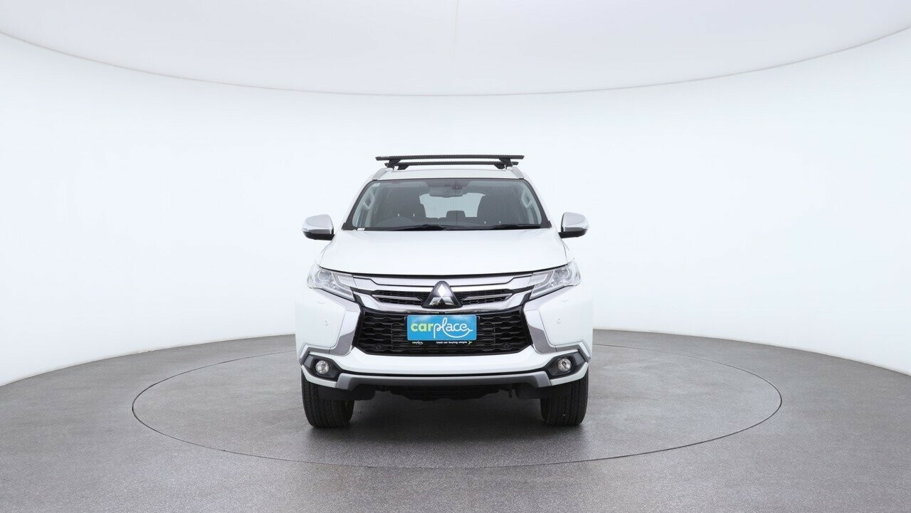 Mitsubishi Pajero Sport image 2