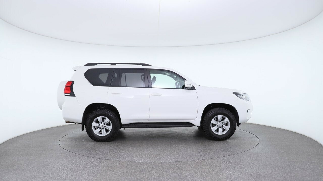 Toyota Landcruiser Prado image 3