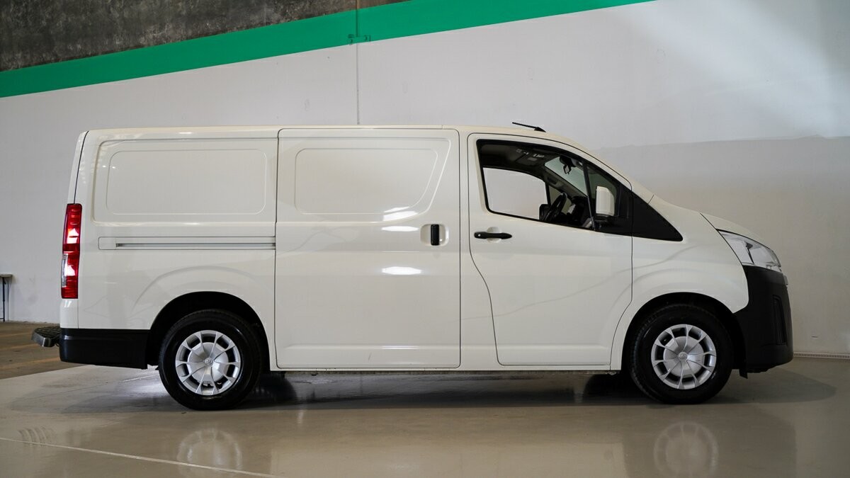 Toyota Hiace image 3