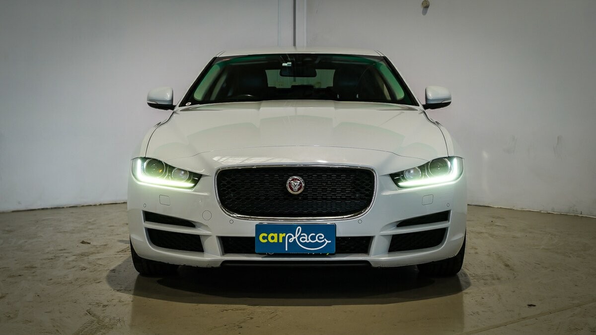 Jaguar Xe image 2