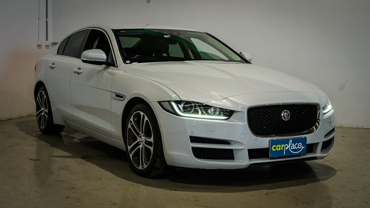 Jaguar Xe image 3
