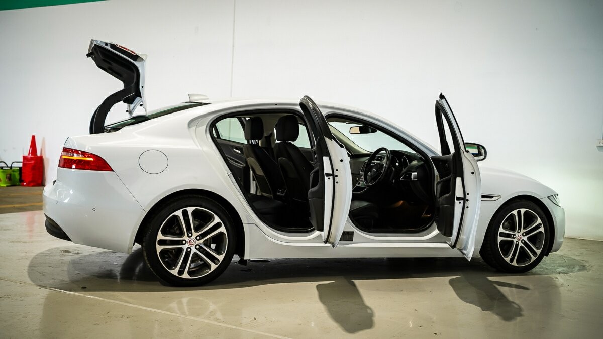 Jaguar Xe image 4