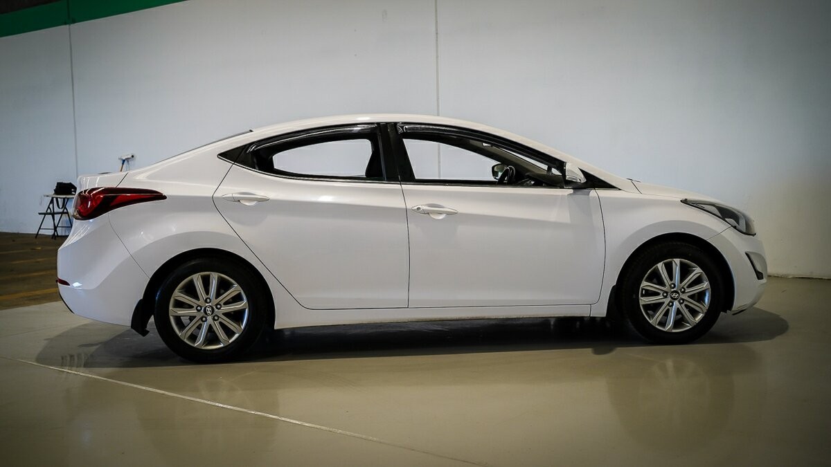 Hyundai Elantra image 4
