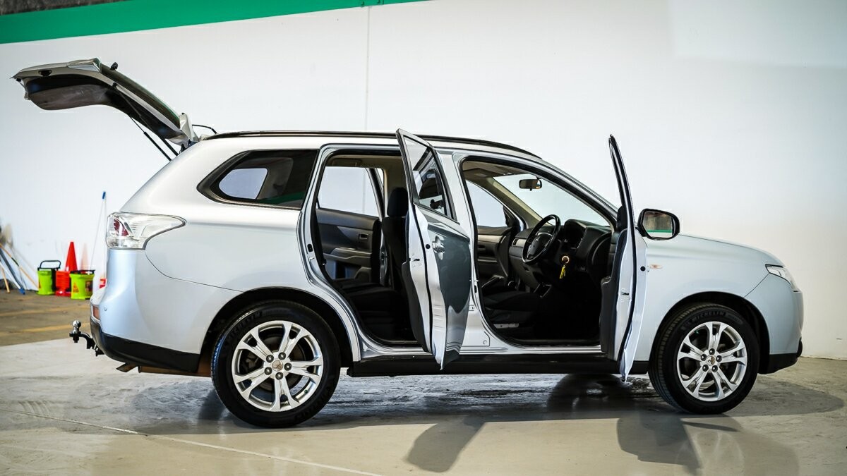 Mitsubishi Outlander image 4