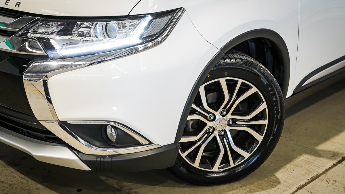 Mitsubishi Outlander image 2