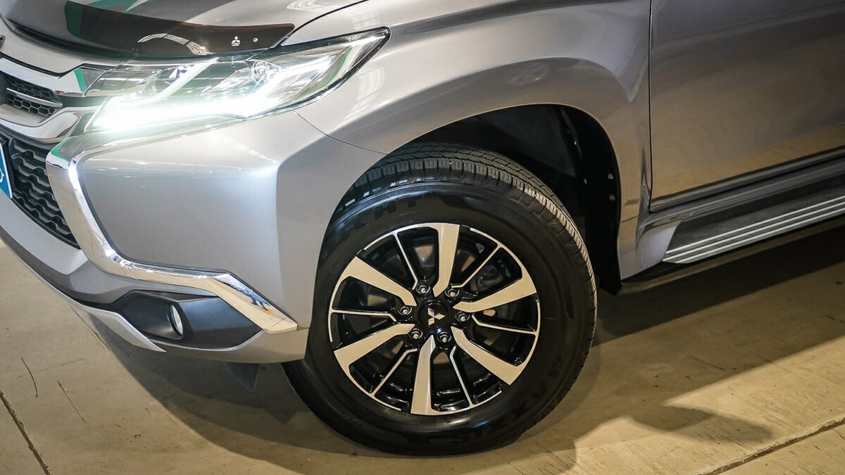 Mitsubishi Pajero Sport image 3