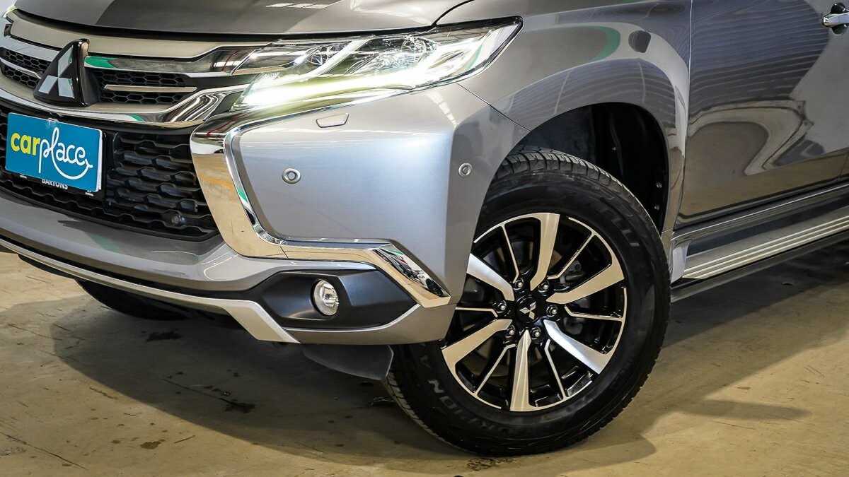 Mitsubishi Pajero Sport image 3