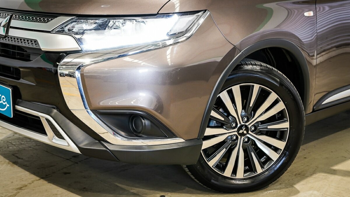 Mitsubishi Outlander image 3