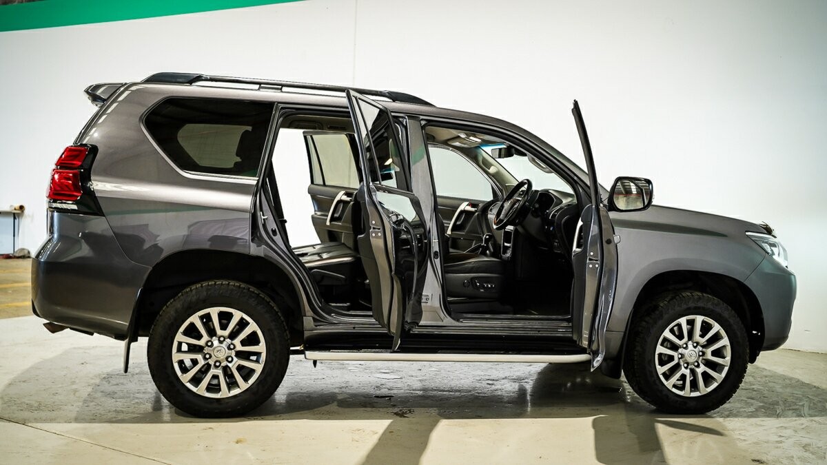 Toyota Landcruiser Prado image 4