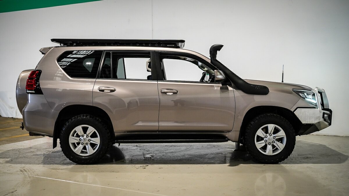 Toyota Landcruiser Prado image 4