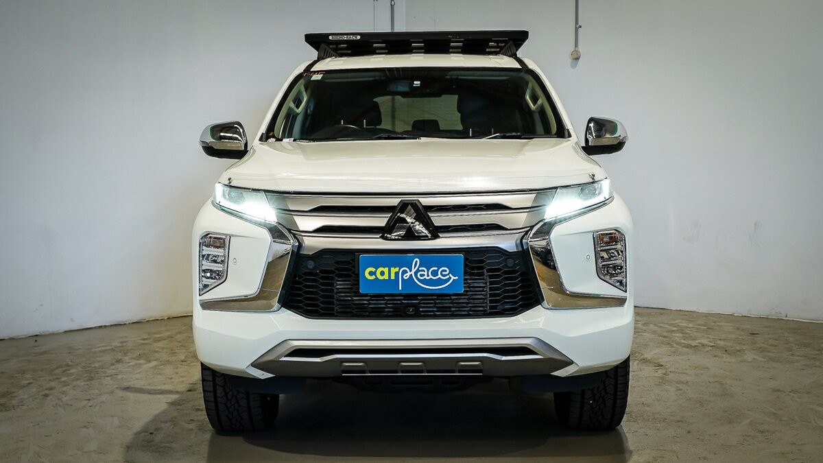 Mitsubishi Pajero Sport image 2