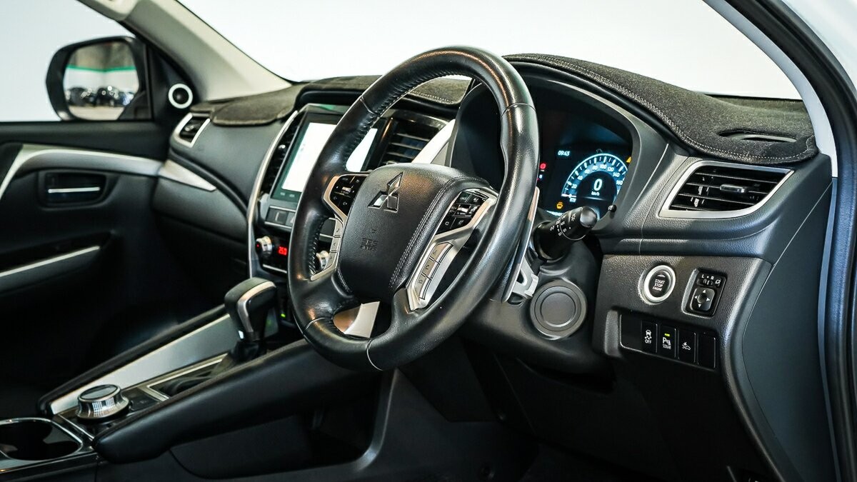Mitsubishi Pajero Sport image 4