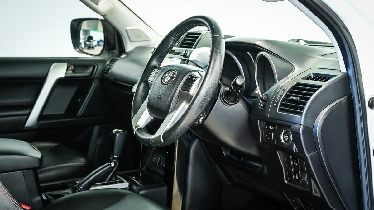 Toyota Landcruiser Prado image 4