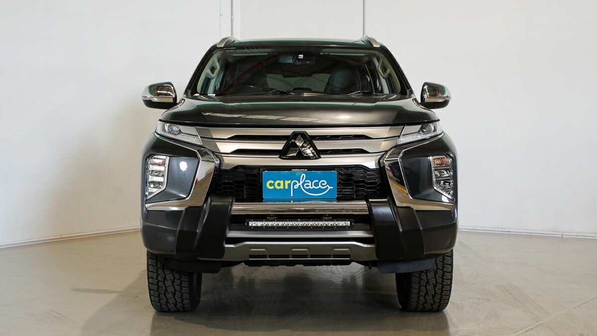 Mitsubishi Pajero Sport image 2