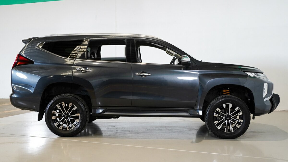 Mitsubishi Pajero Sport image 4