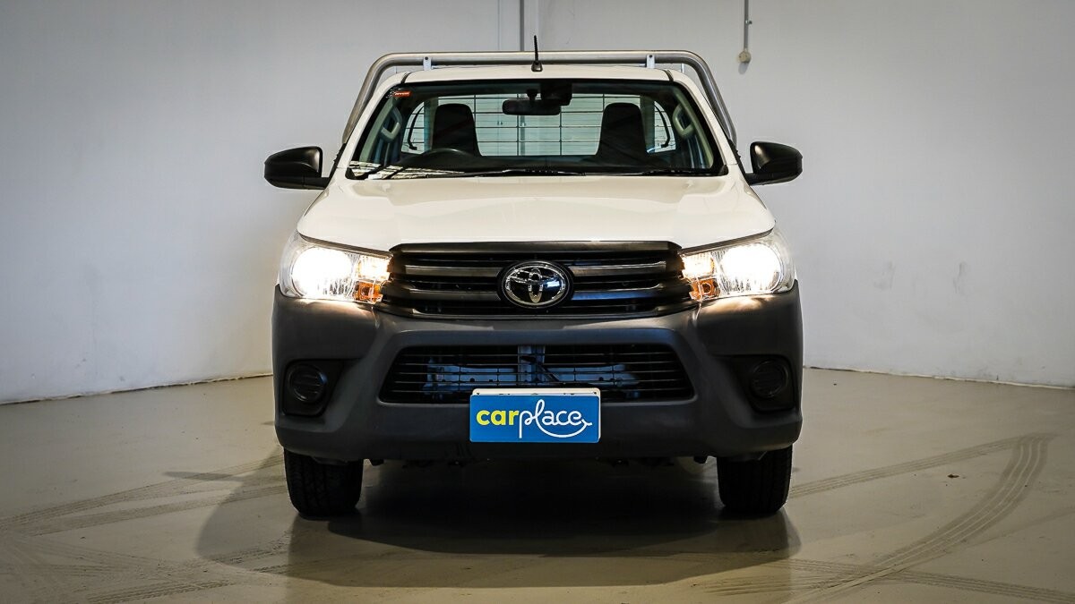 Toyota Hilux image 2