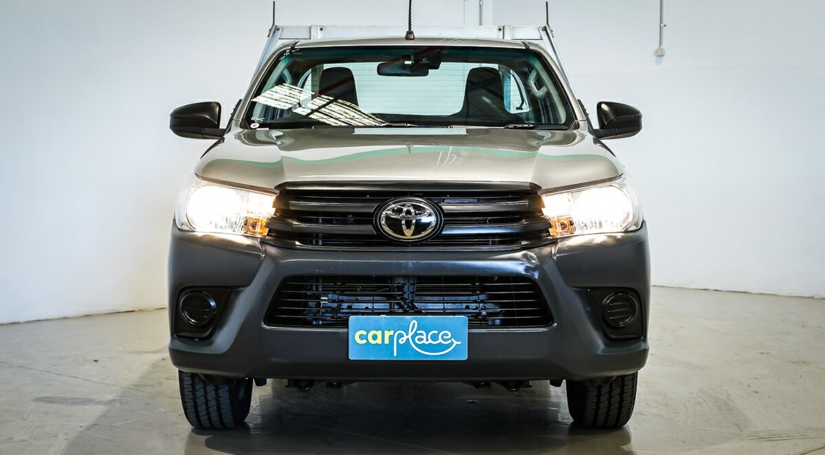 Toyota Hilux image 2