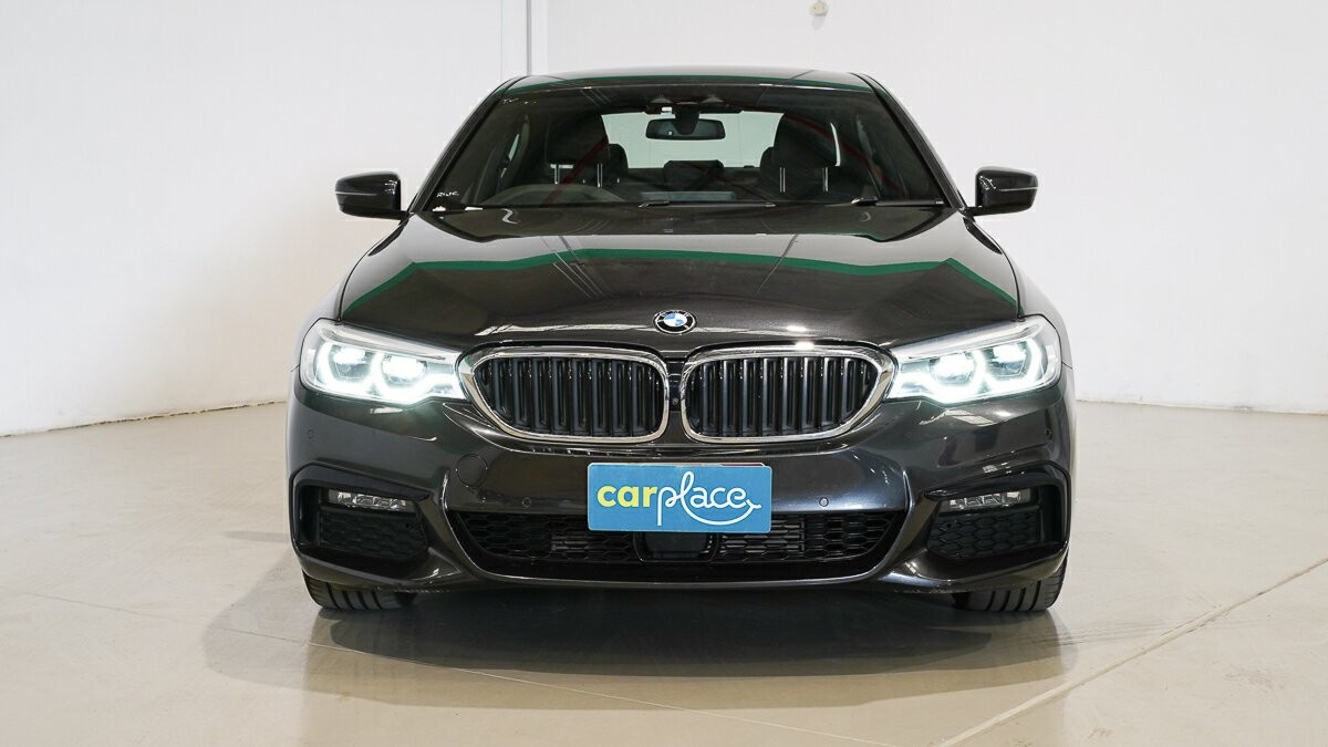BMW 5 Series image 2