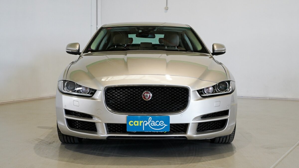 Jaguar Xe image 2
