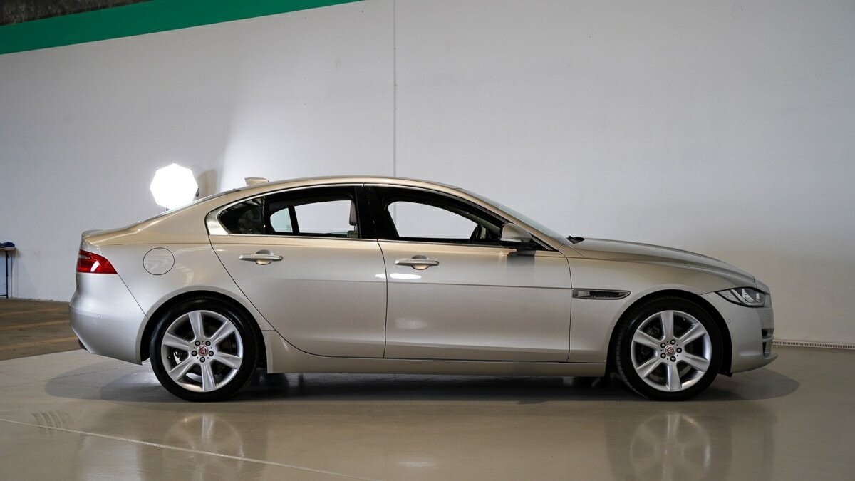 Jaguar Xe image 3