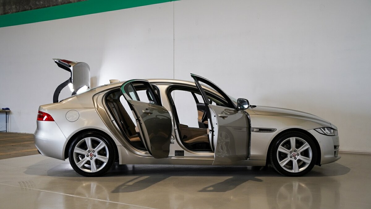 Jaguar Xe image 4