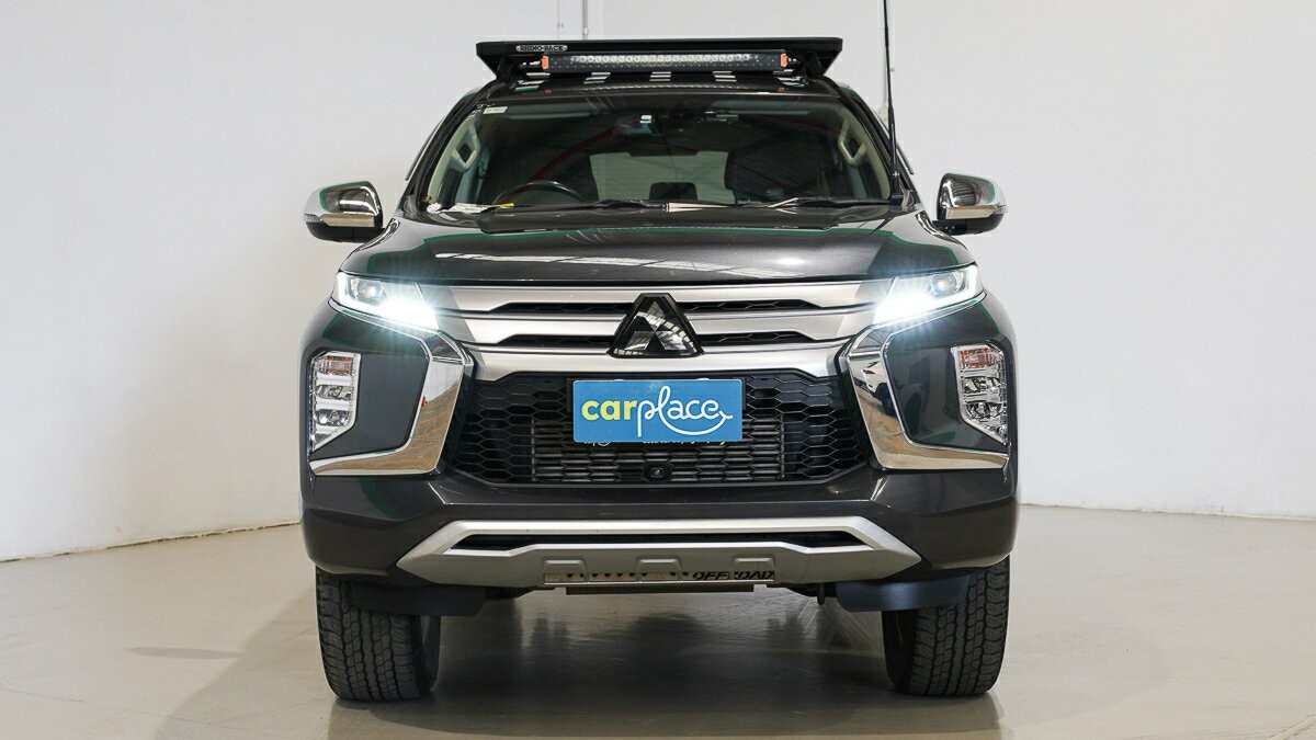 Mitsubishi Pajero Sport image 2