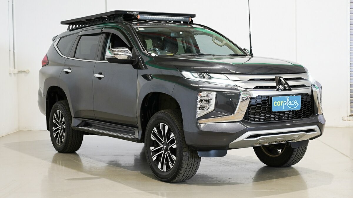 Mitsubishi Pajero Sport image 3