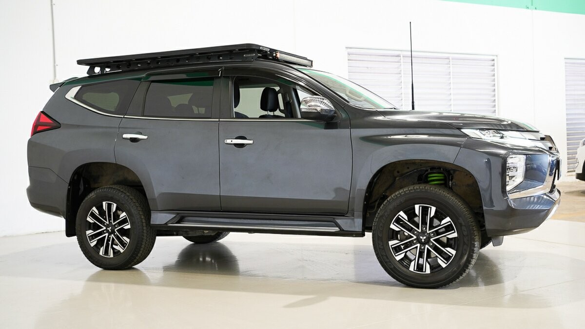 Mitsubishi Pajero Sport image 4