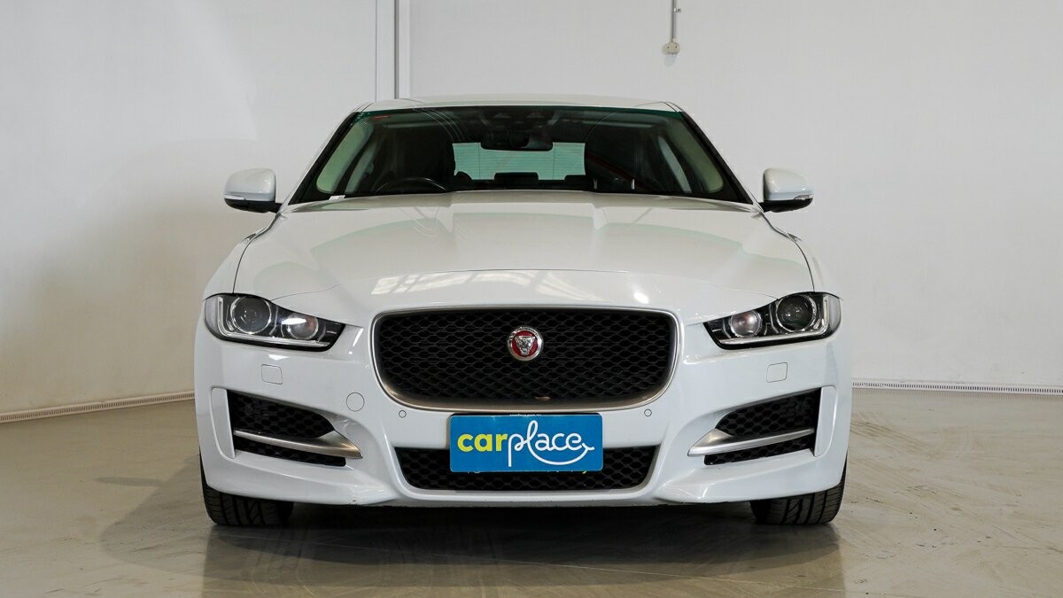 Jaguar Xe image 2