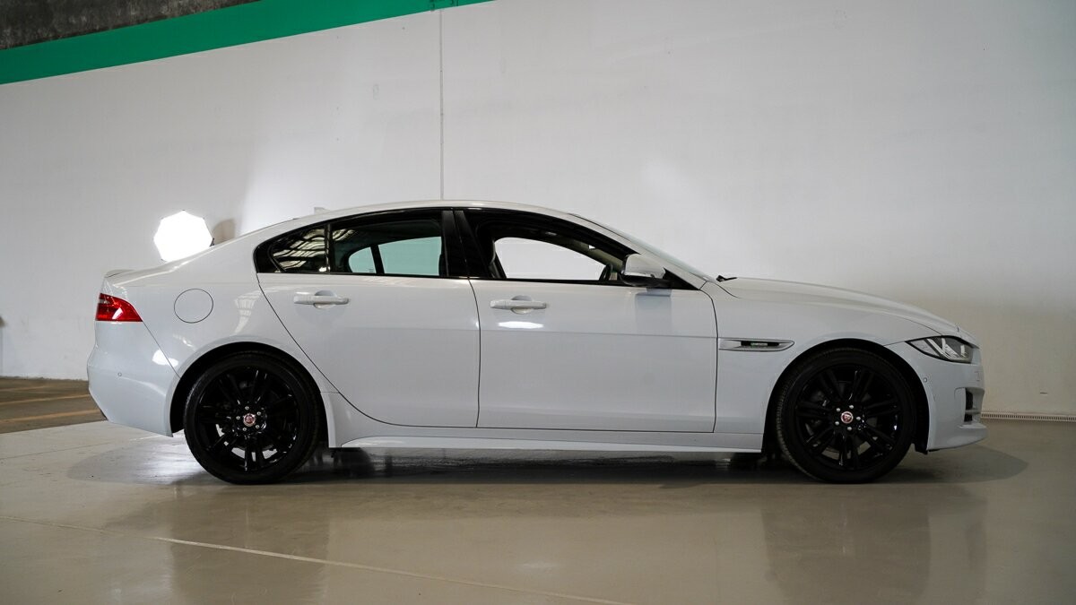 Jaguar Xe image 3