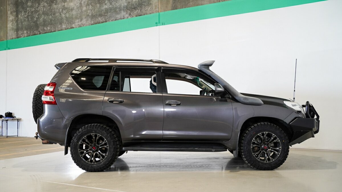Toyota Landcruiser Prado image 4