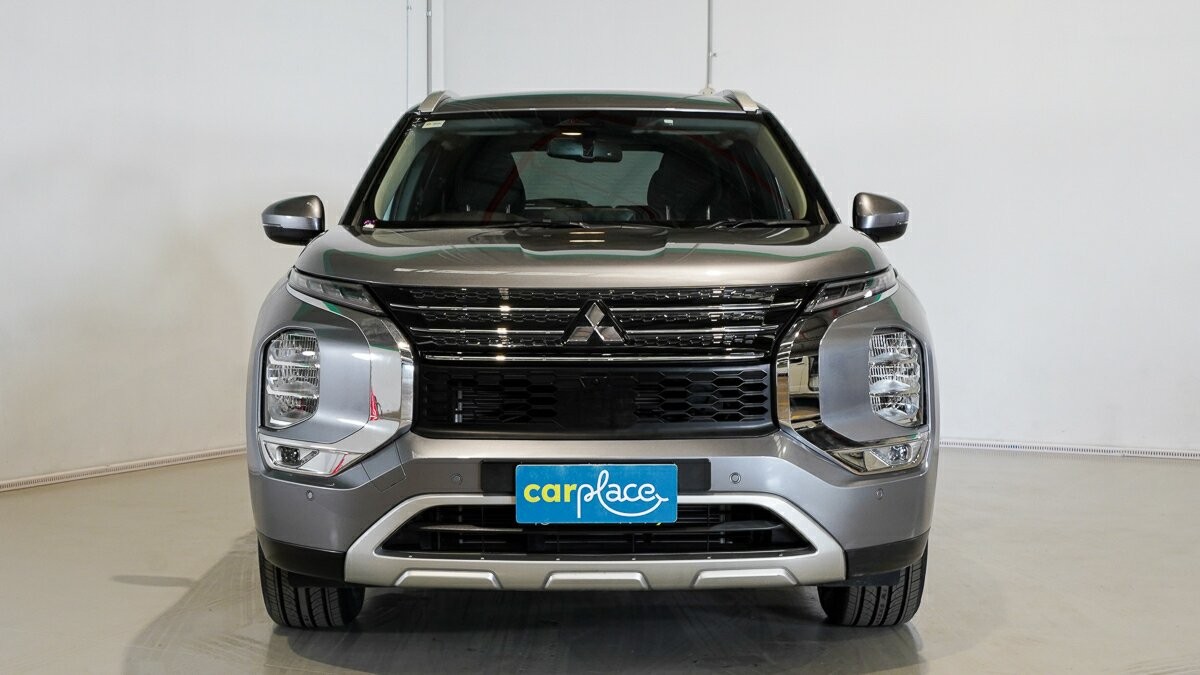 Mitsubishi Outlander image 2