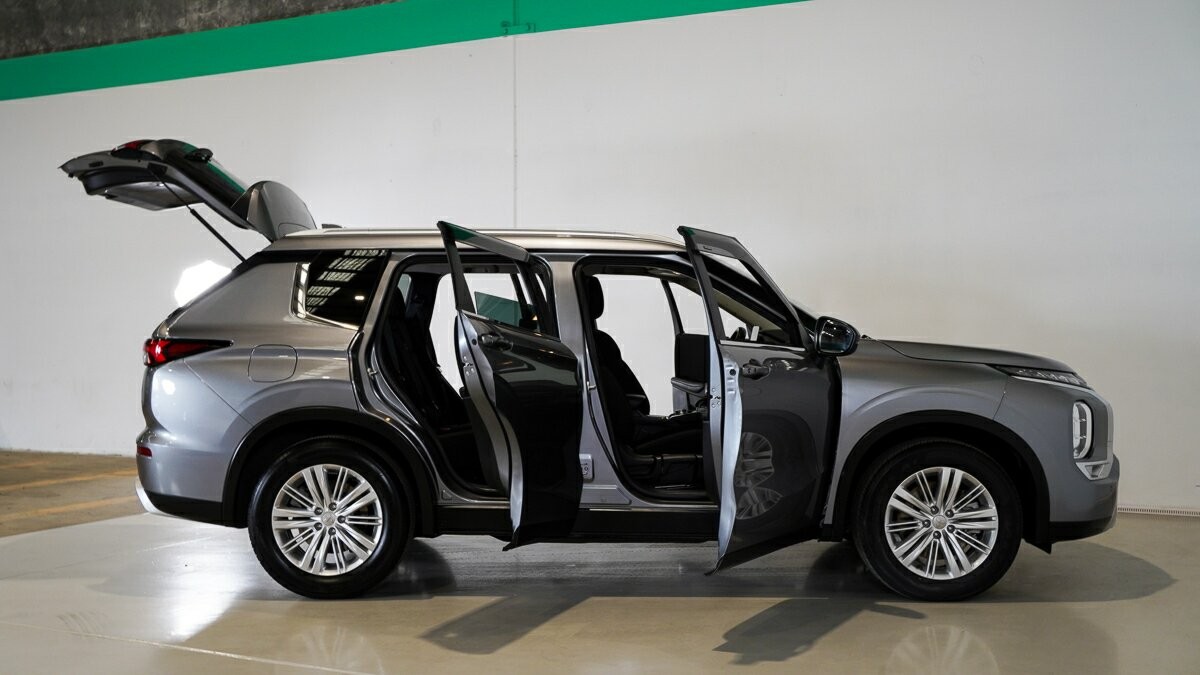 Mitsubishi Outlander image 4