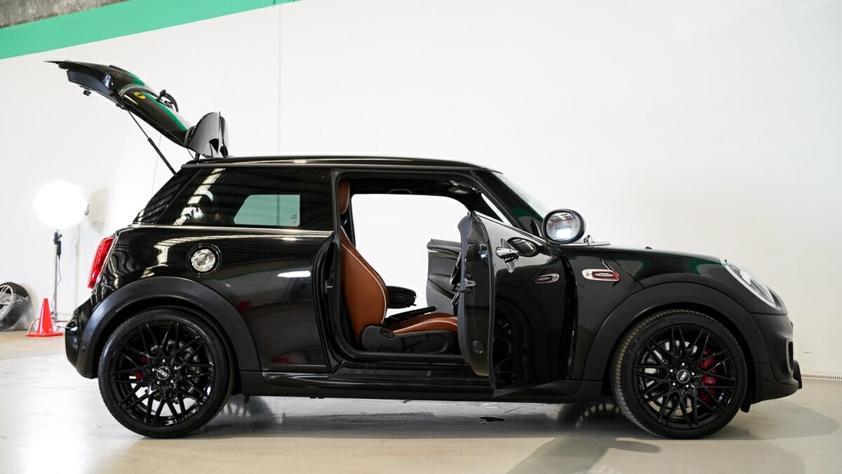 Mini Hatch image 4