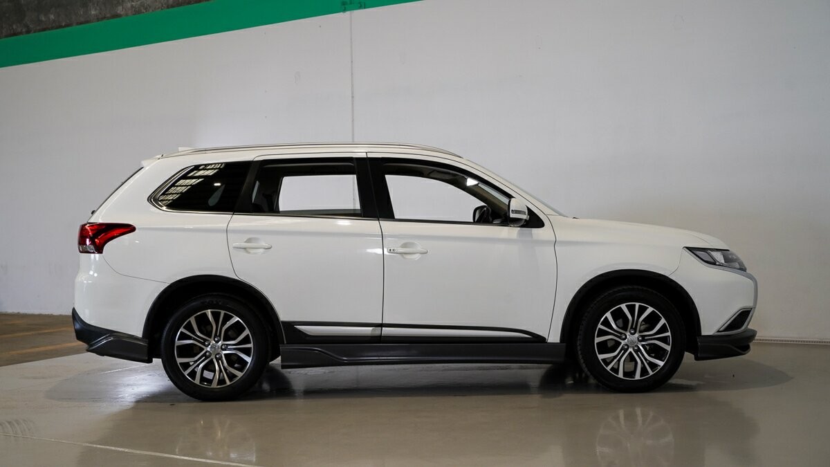 Mitsubishi Outlander image 3