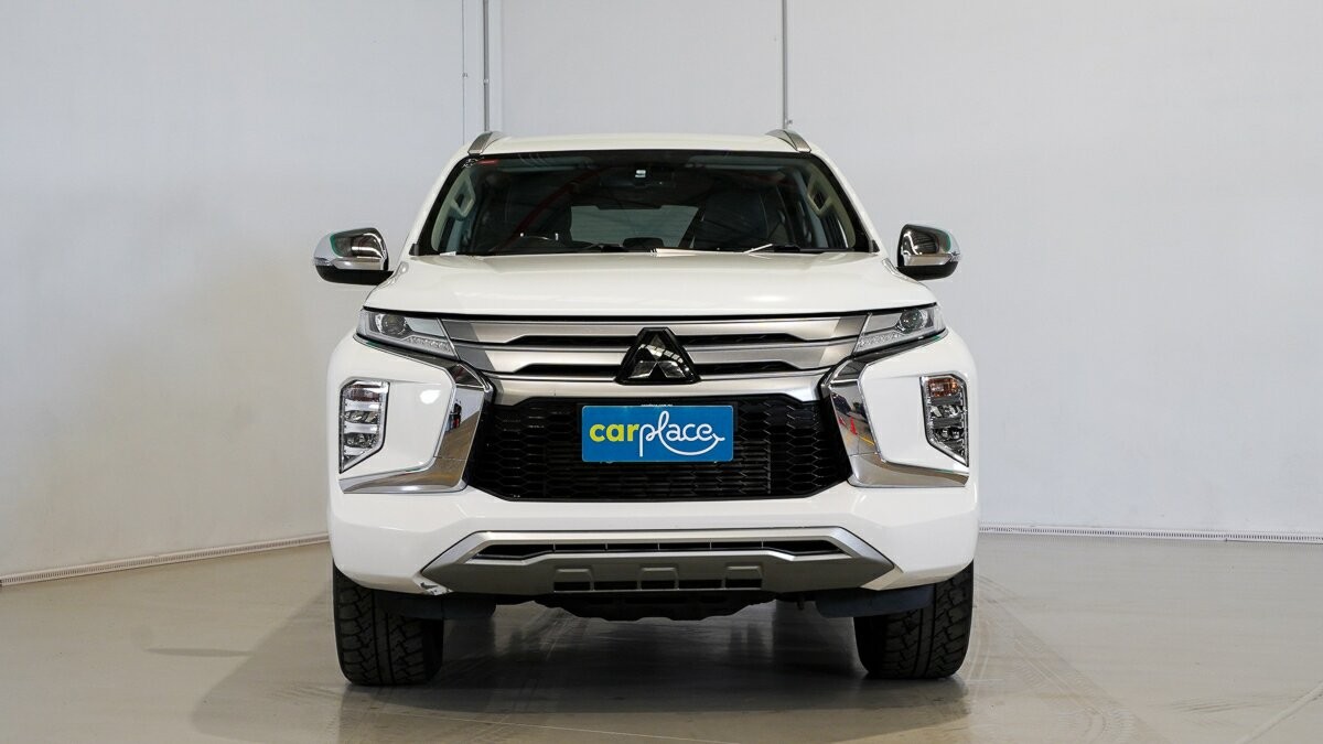 Mitsubishi Pajero Sport image 2