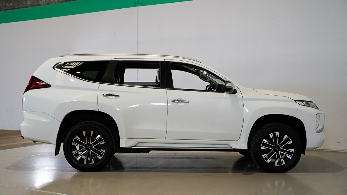 Mitsubishi Pajero Sport image 3